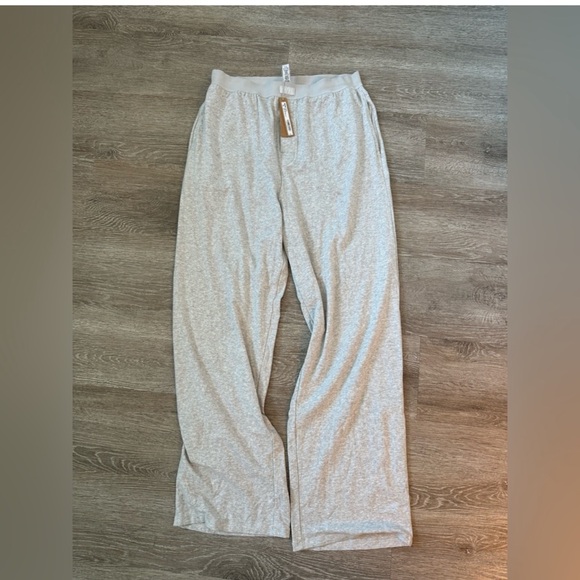 SKIMS NWT Boyfriend Loose Pant Light Heather
Gray Comfy Elastic Waist Size M - Picture 6 of 6